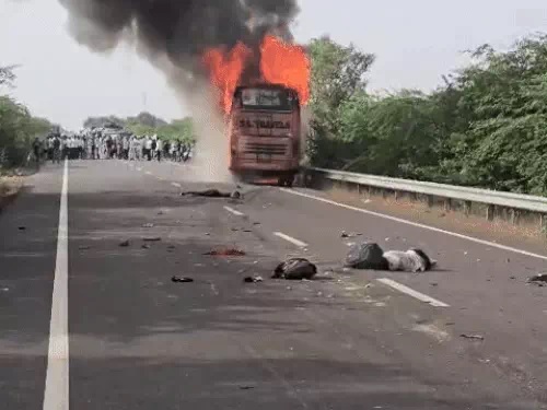 आग लगने से बस जल गई।