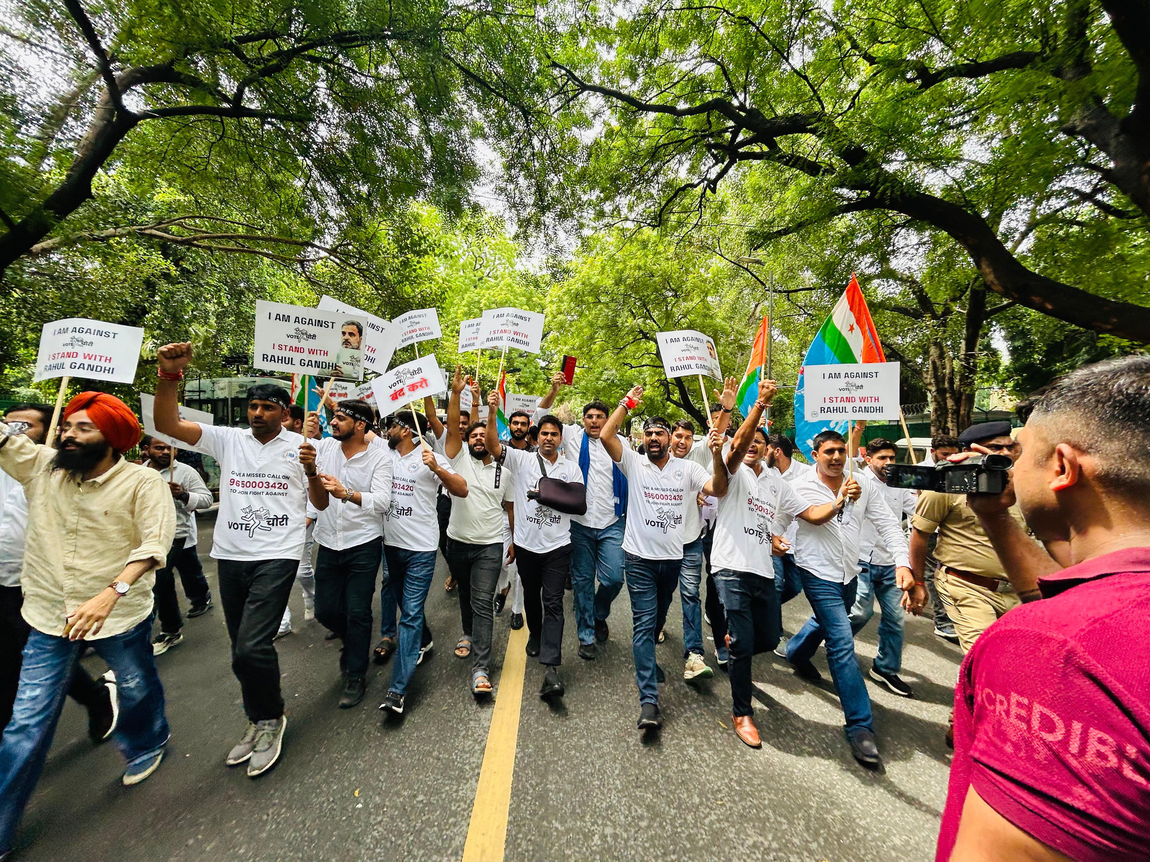 कांग्रेस पार्टी की छात्र विंग एनएसयूआई  विरोध प्रदर्शन करते हुए
