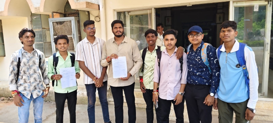 जिले में लगातार बढ़ रहे अपराध पर कार्रवाई की मांग करते हुए जागरूक युवा मंच के पदाधिकारी।