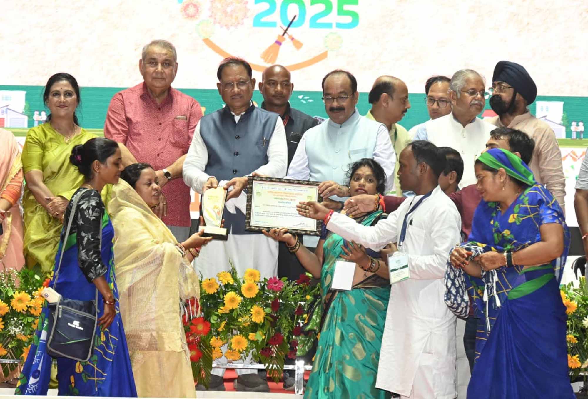 स्वच्छ सर्वेक्षण में उत्कृष्ट प्रदर्शन करने वाले नगरीय निकायों को  सम्मानित करते मुख्यमंत्री साय