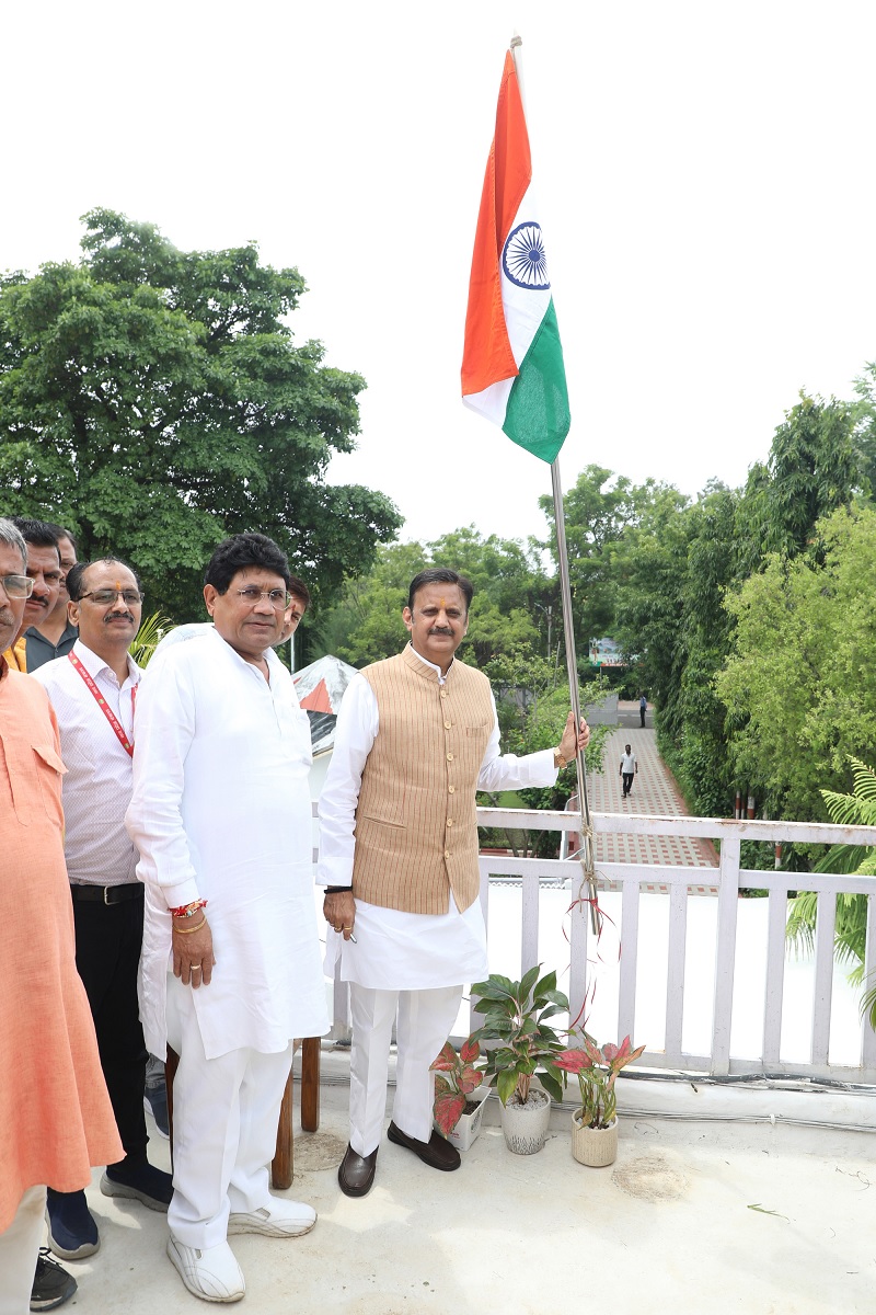 उप मुख्यमंत्री राजेन्द्र शुक्ल ने शासकीय आवास पर फहराया तिरंगा उप मुख्यमंत्री राजेन्द्र शुक्ल ने शासकीय आवास पर फहराया तिरंगा