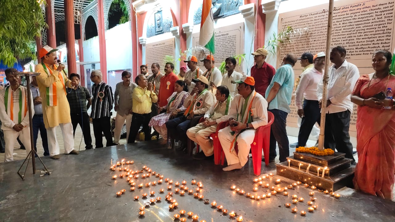 प्रयागराज में शहीद वाल स्थल आयोजित कार्यक्रम का छाया चित्र