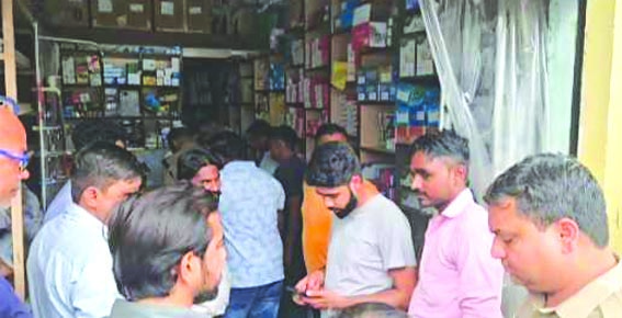 घटनास्थल पर लगी भीड़