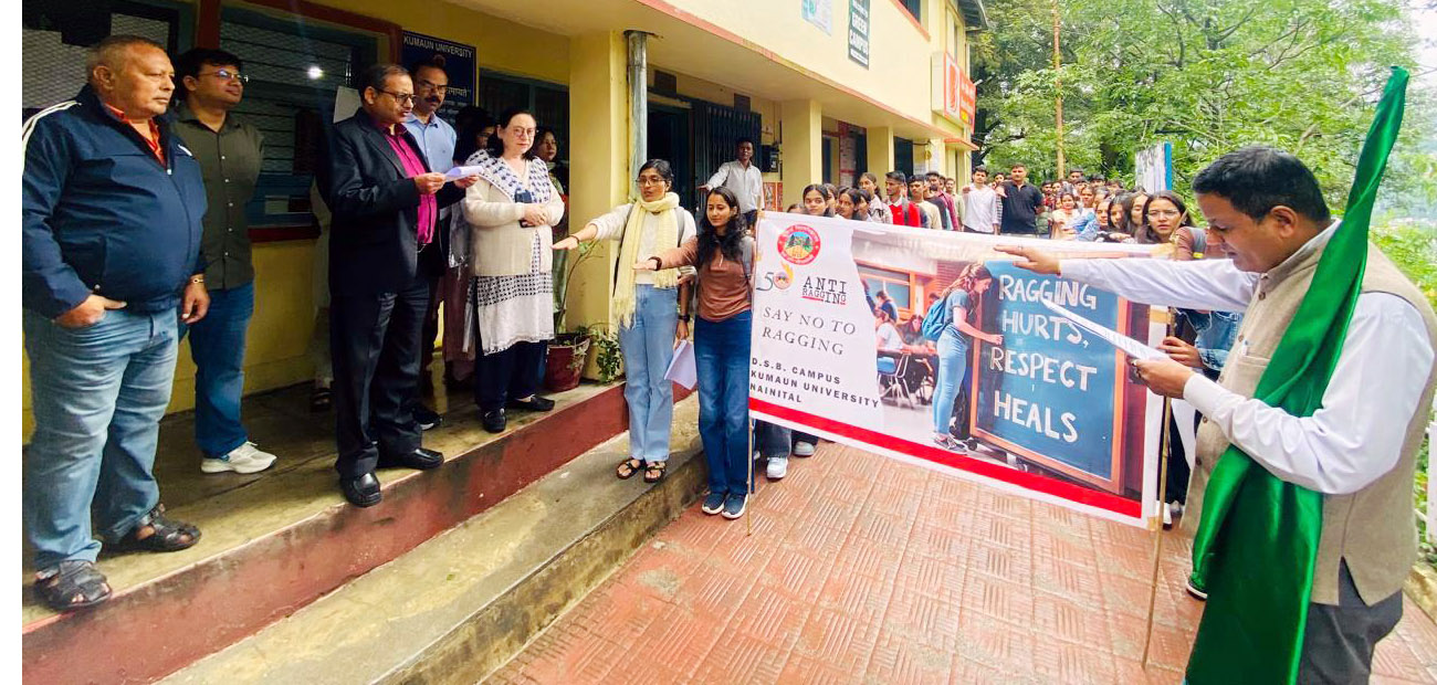 डीएसबी परिसर में एंटी रैगिंग रैली के अवसर पर रैगिंग के संबंध में शपथ लेते विद्यार्थी।