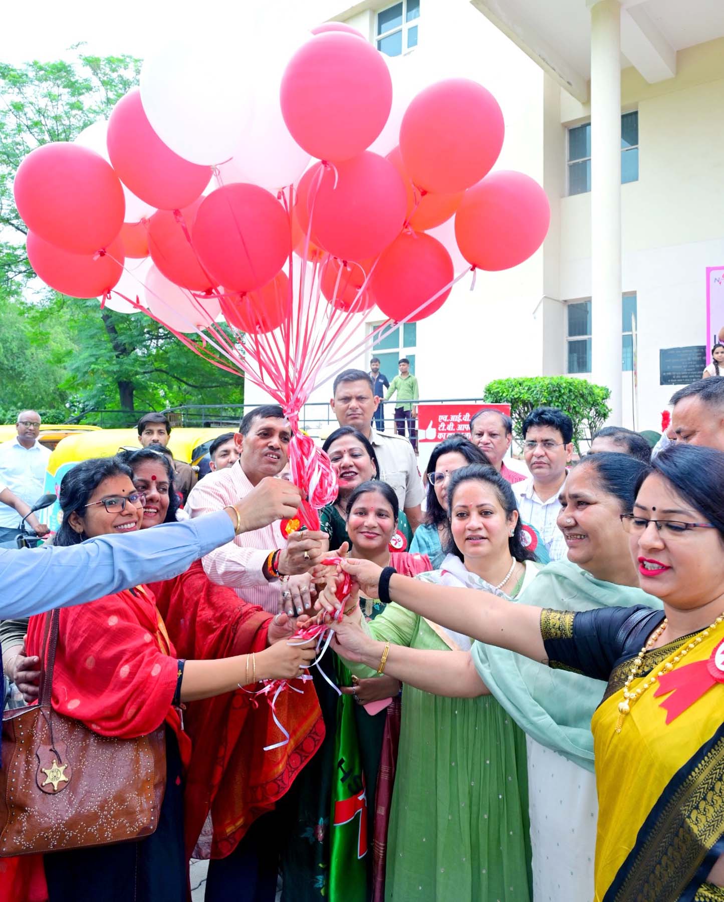 गुरुग्राम में अंतरराष्ट्रीय युवा दिवस पर राज्य स्तरीय एचआईवी/एड्स जागरुकता अभियान के तहत बैलून छोड़तीं स्वास्थ्य मंत्री आरती सिंह राव।