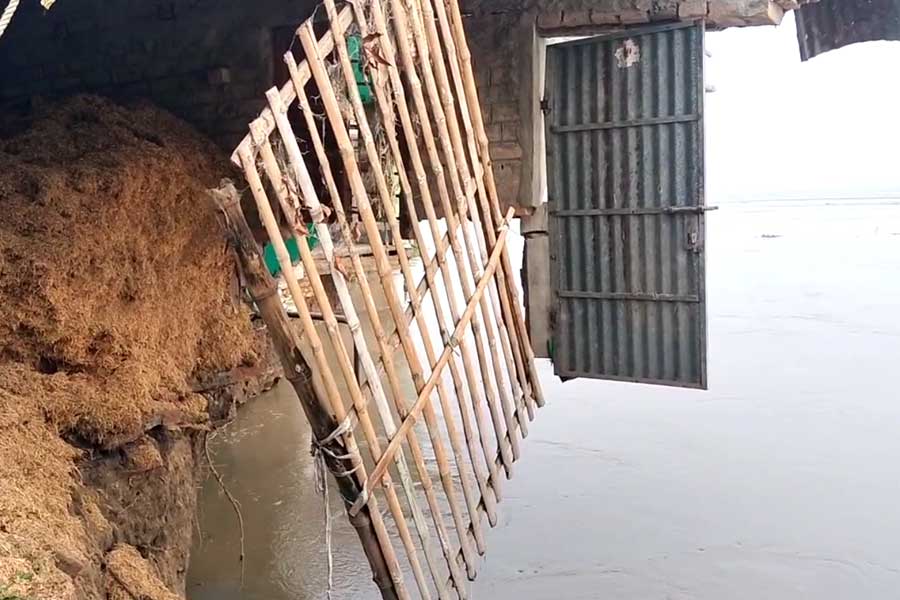 नदी में डूबे मकान