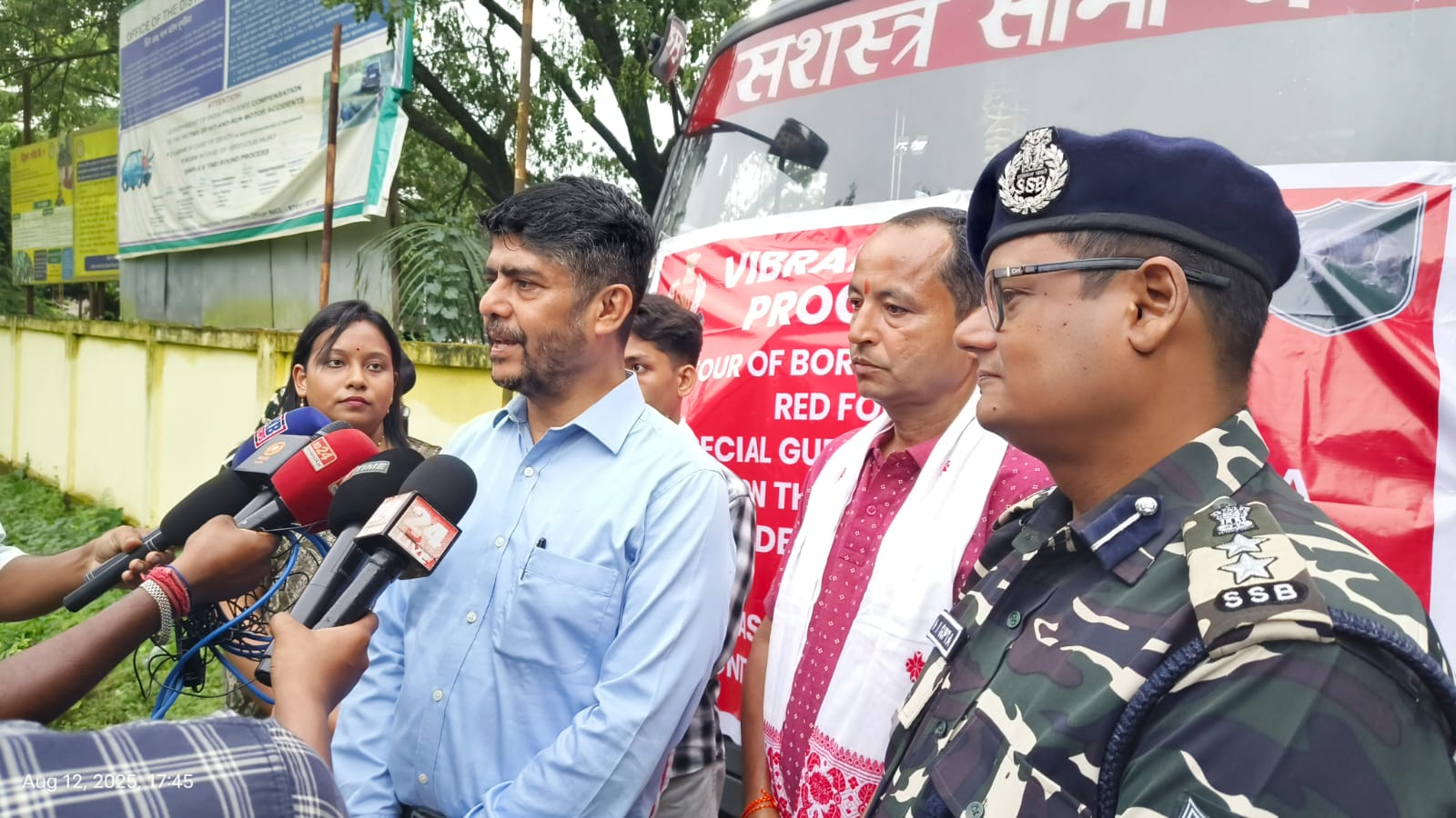 स्वतंत्रता दिवस पर तामुलपुर के गांव प्रमुखों की दिल्ली यात्रा से संबंधित तस्वीर।