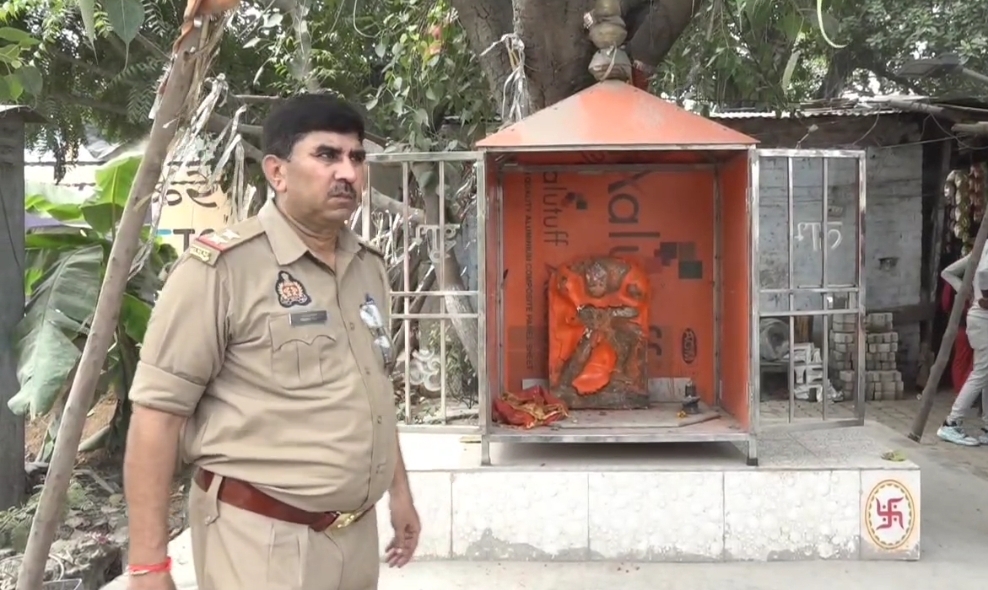 मामले की जांच करती पुलिस