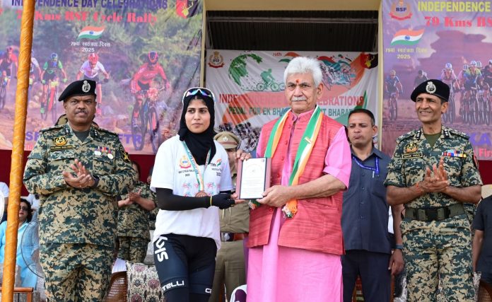 एक भारत, श्रेष्ठ भारत के लिए साइकिल रैली में भाग लेने वाले 79 साइकिल चालकों को उपराज्यपाल ने किया सम्मानित
