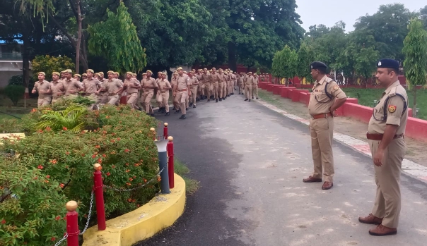 पीएसी जवानों की परेड और सहायक सेनानायक (वीडियो से ली गई फोटो)