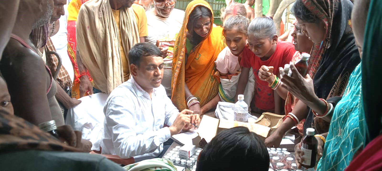 चिकित्सक मरीजों को देखते हुए चिकित्सक मरीजों को देखते हुए