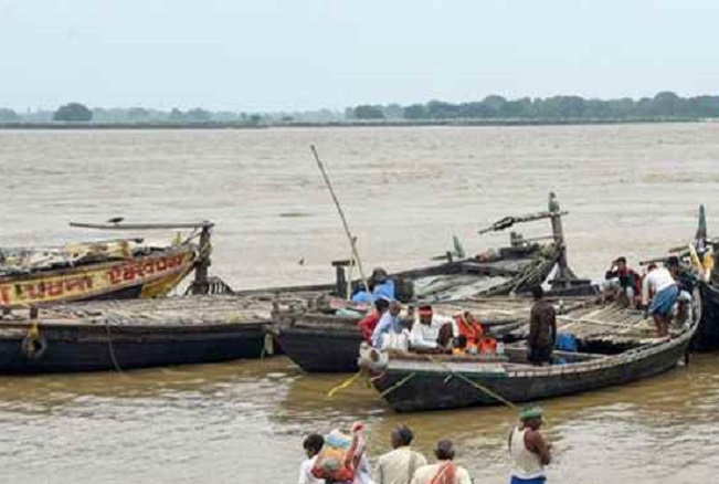 नाव पर बैठते लाेग नाव पर बैठते लाेग