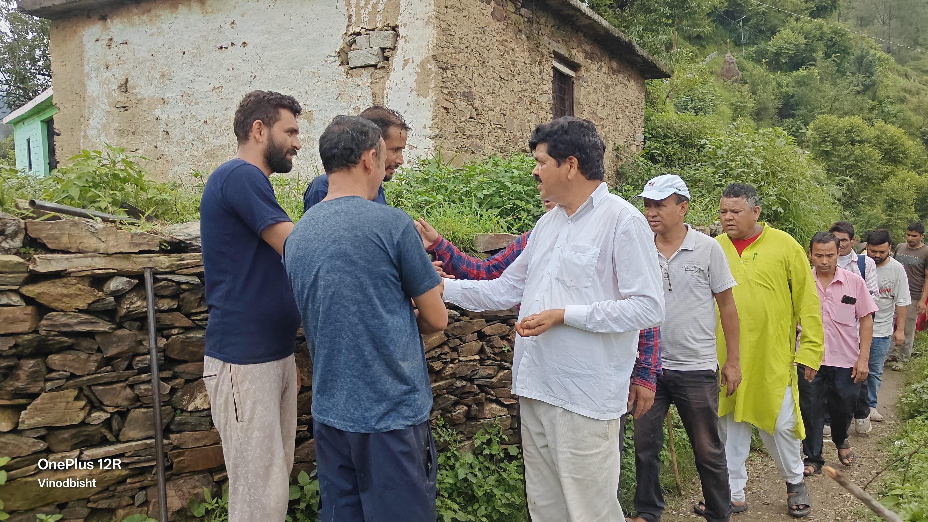 पाबो के आपदा प्रभावित क्षेत्र में लोगों से मिलते गणेश गोदयाल