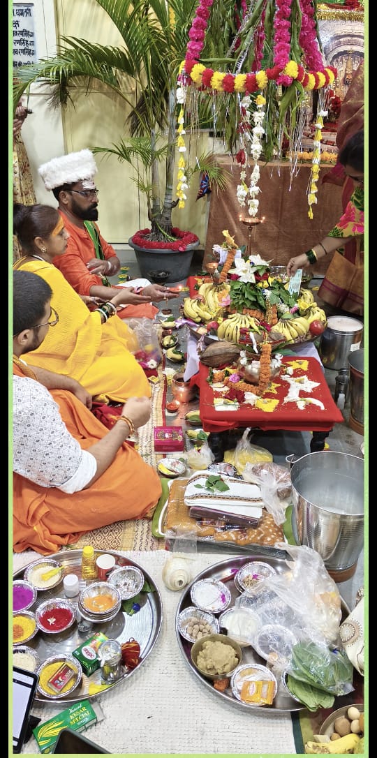 पूजा करते हुए मराठा समाज अध्यक्ष दीपक लोंढे व अन्य।