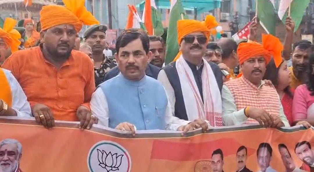 तिरंगा यात्रा में शामिल शहनवाज हुसैन और अन्य