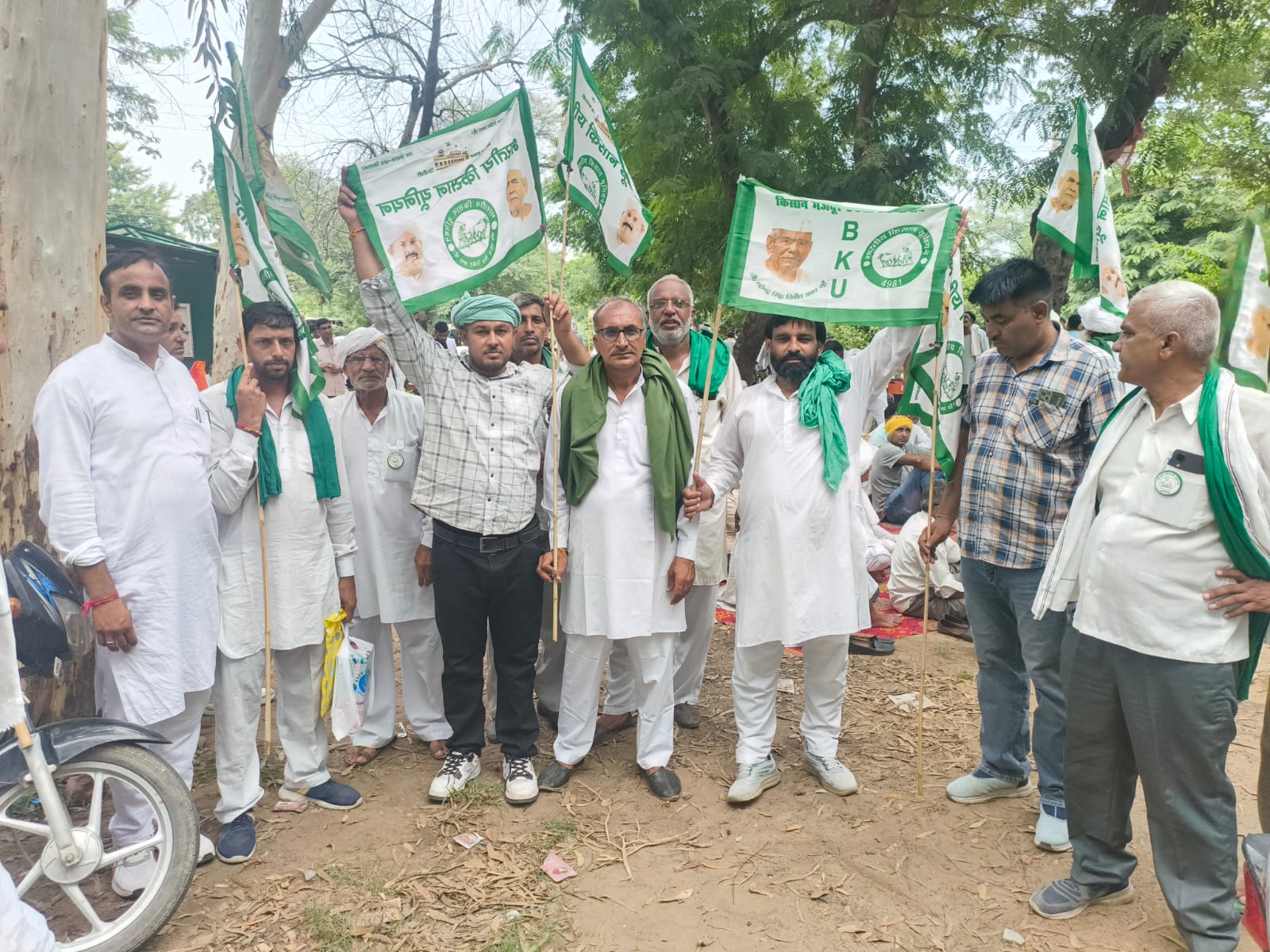 मांगों को लेकर रोष जताते हुए किसान व मजदूर नेता। मांगों को लेकर रोष जताते हुए किसान व मजदूर नेता।