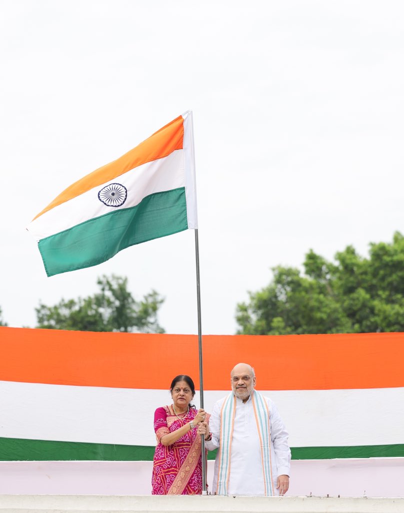 केंद्रीय गृह मंत्री अमित शाह बुधवार को पत्नी सोनल शाह के साथ ‘हर घर तिरंगा’ अभियान के अंतर्गत नई दिल्ली स्थित अपने आवास पर तिरंगा फहराते हुए