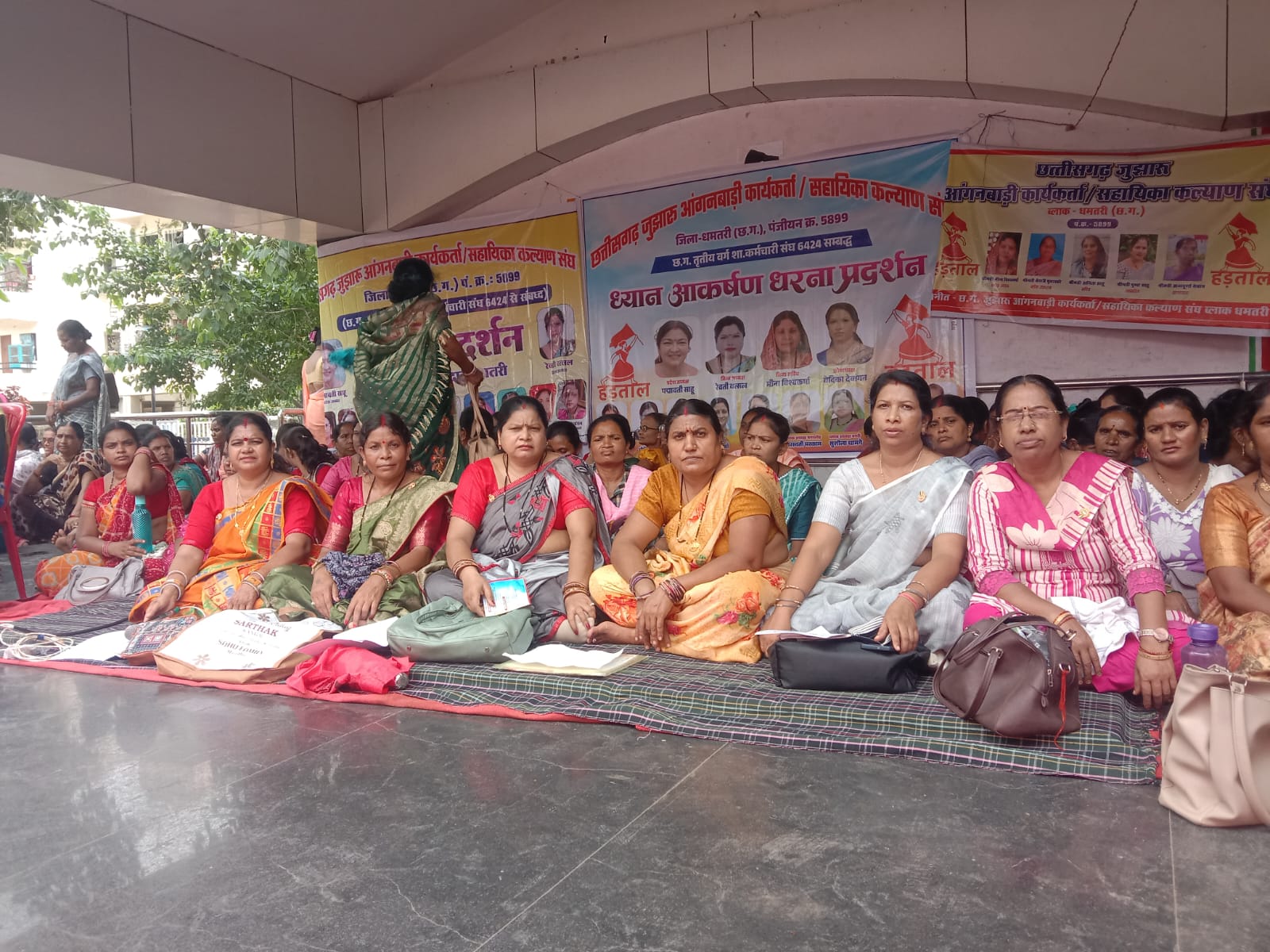 मंच में धरनारत छत्तीसगढ़ जूझारू आंगनबाड़ी कार्यकर्ता सहायिका कल्याण संघ की पदाधिकारी।
