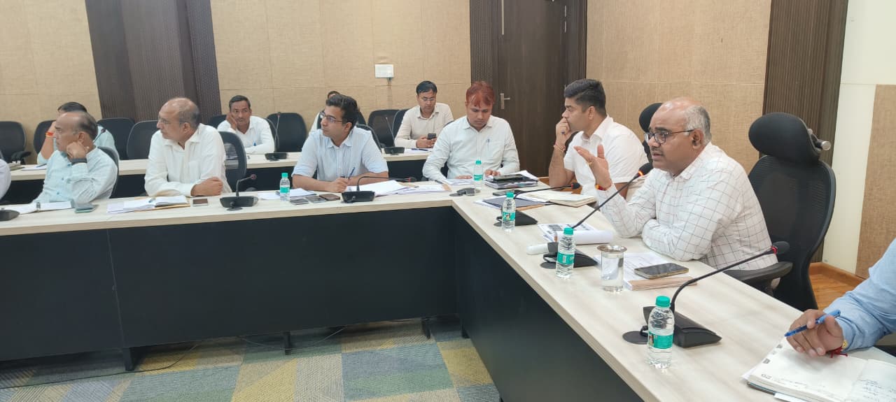 कर करेत्तर बैठक की समीक्षा करते जिलाधिकारी