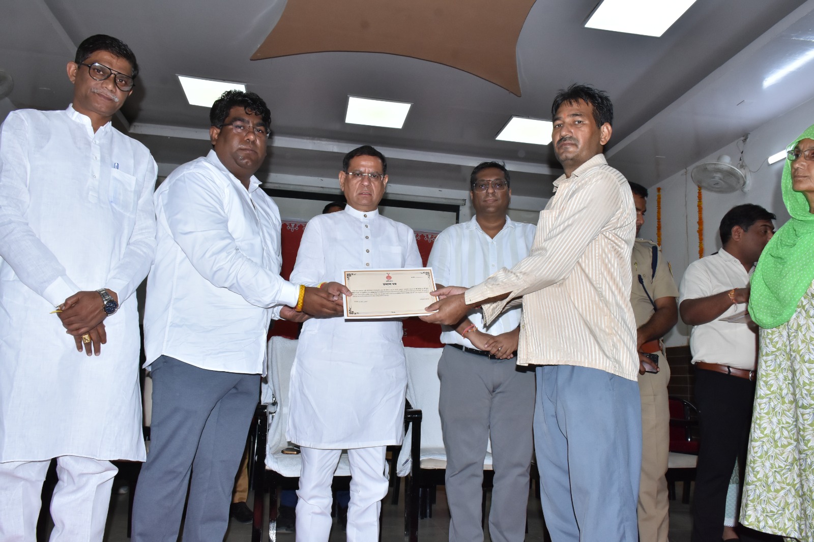 प्रजापति समाज के लाभार्थियों को प्रमाण पत्र सौंपते राज्य मंत्री राजेश नागर।