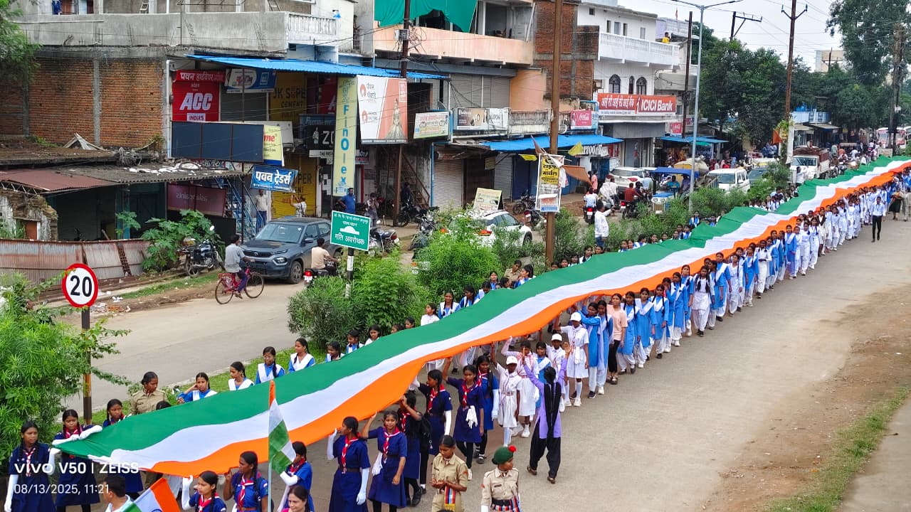 अखिल भारतीय विद्यार्थी परिषद की  1000 मीटर की विशाल तिरंगा यात्रा काे थामें बच्चे्