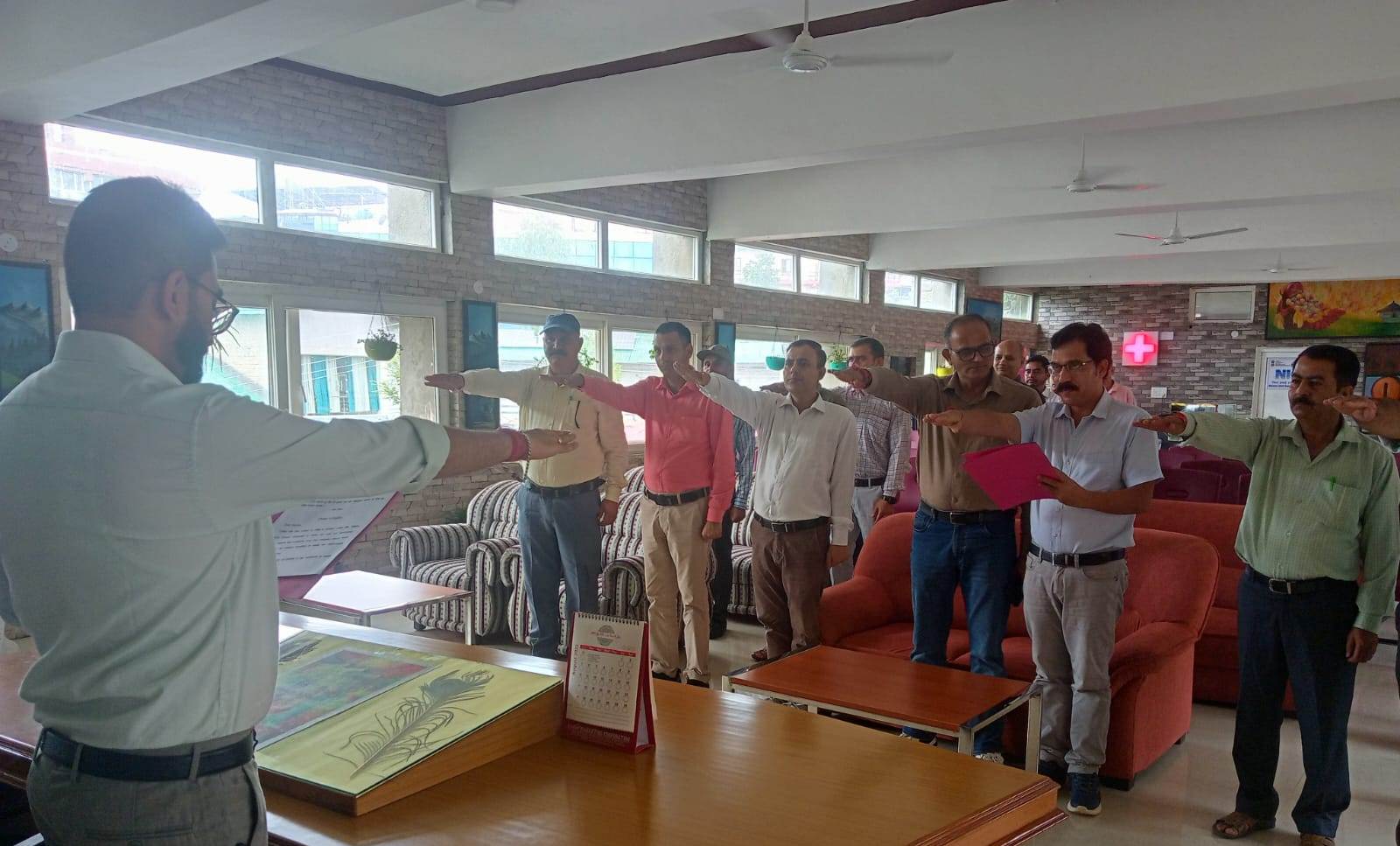 अभिषेक गर्ग ने अधिकारियों और कर्मचारियों को नशे के विरुद्ध  कार्य करने शपथ दिलाई