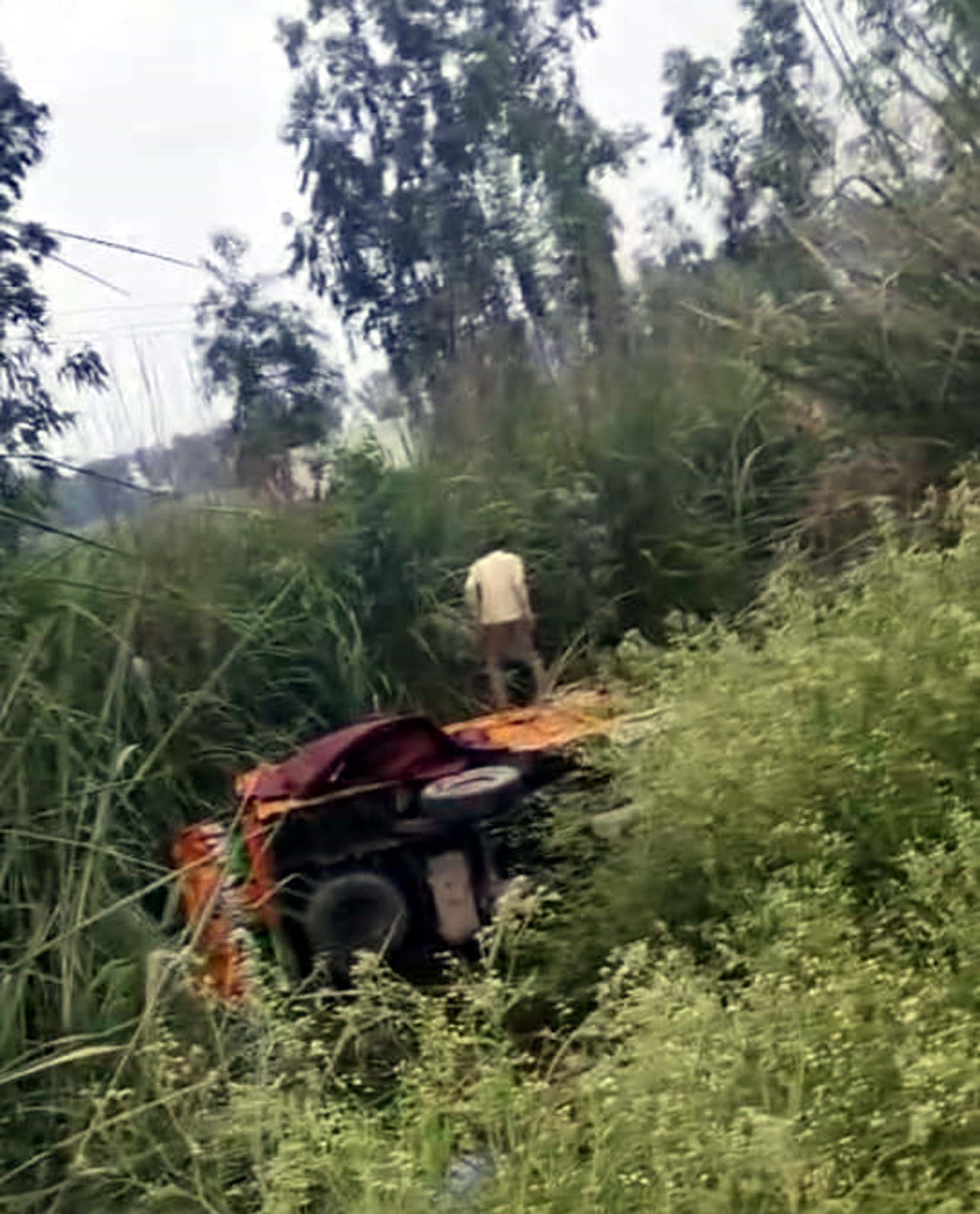 सड़क के किनारे ड्रेन में गिरी हुई कैंटर गाड़ी।