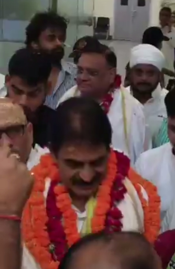 केसी वेणुगोपाल का वाराणसी एयरपोर्ट पर स्वागत (वीडियो से ली गई फोटो)