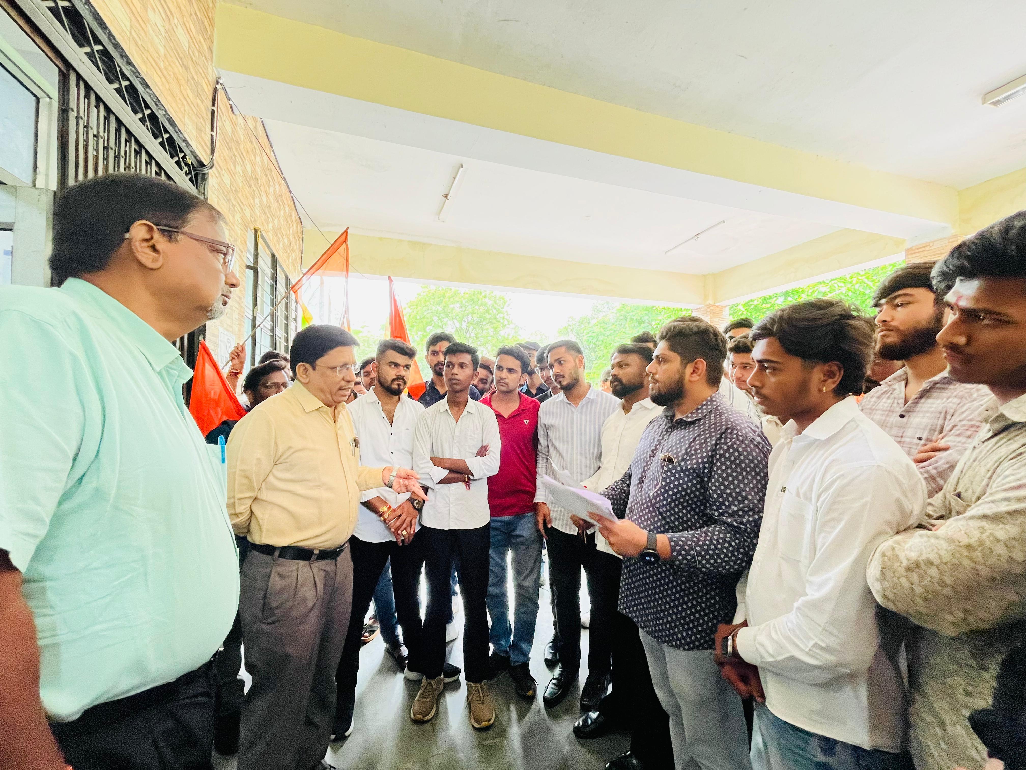 एम.बी.ए के ख़राब परीक्षा परिणाम को लेकर अभाविप ने किया रादुविवि में प्रदर्शन