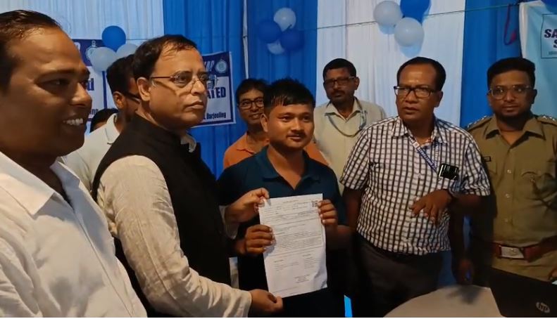 शिविर में आने वाले लोगों से बात करते परिवहन मंत्री शिविर में आने वाले लोगों से बात करते परिवहन मंत्री