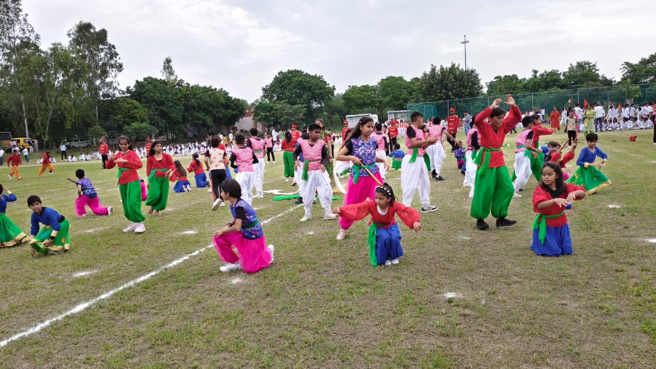 स्वतंत्रता दिवस समारोह को लेकर फुल डे्रस में रिहर्सल करते हुए बच्चे।