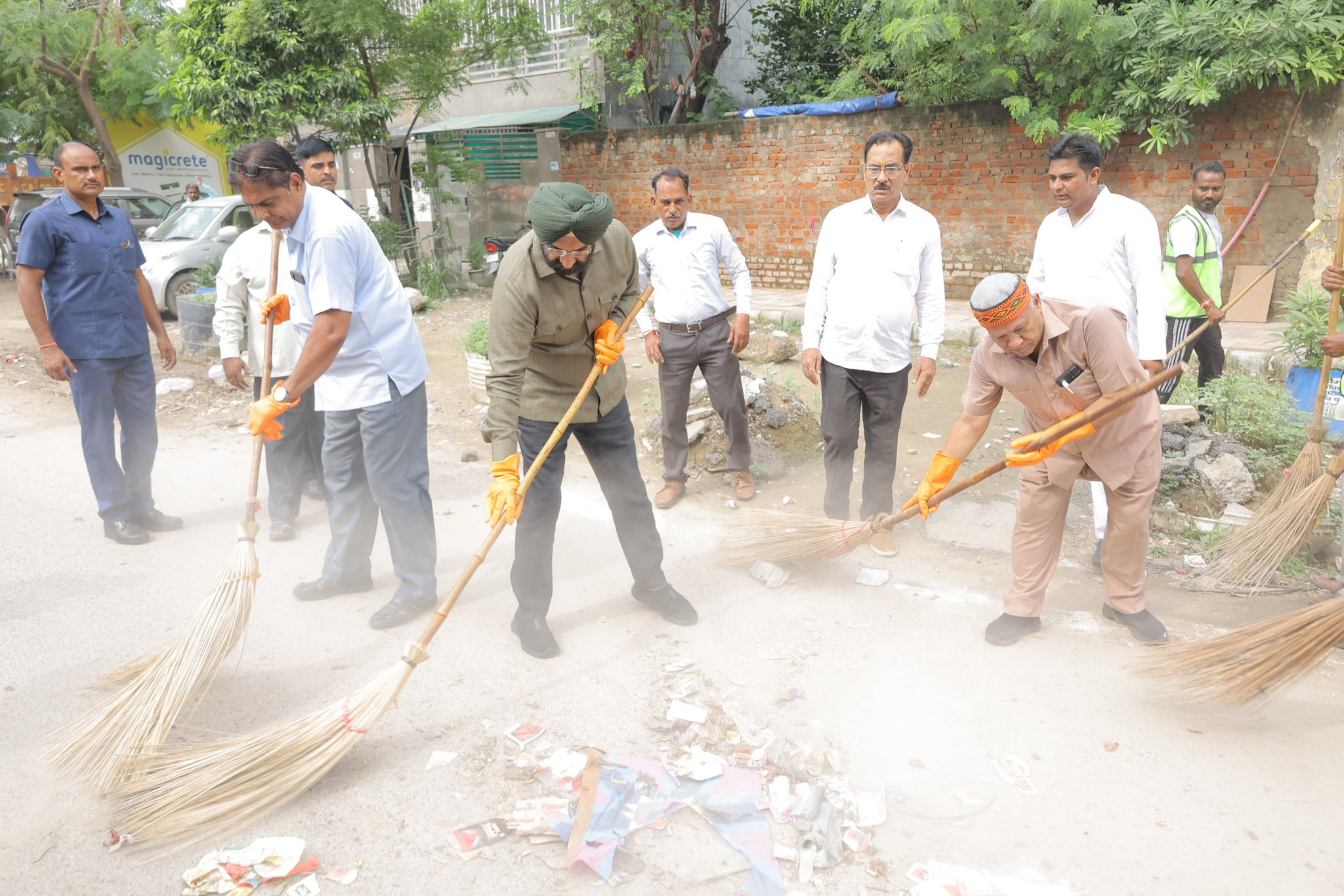 दिल्ली के  मीरा एनक्लेव में आयोजित सफाई अभियान में हिस्सा लेते दिल्ली पर्यावरण मंत्री मनजिंदर सिंह सिरसा