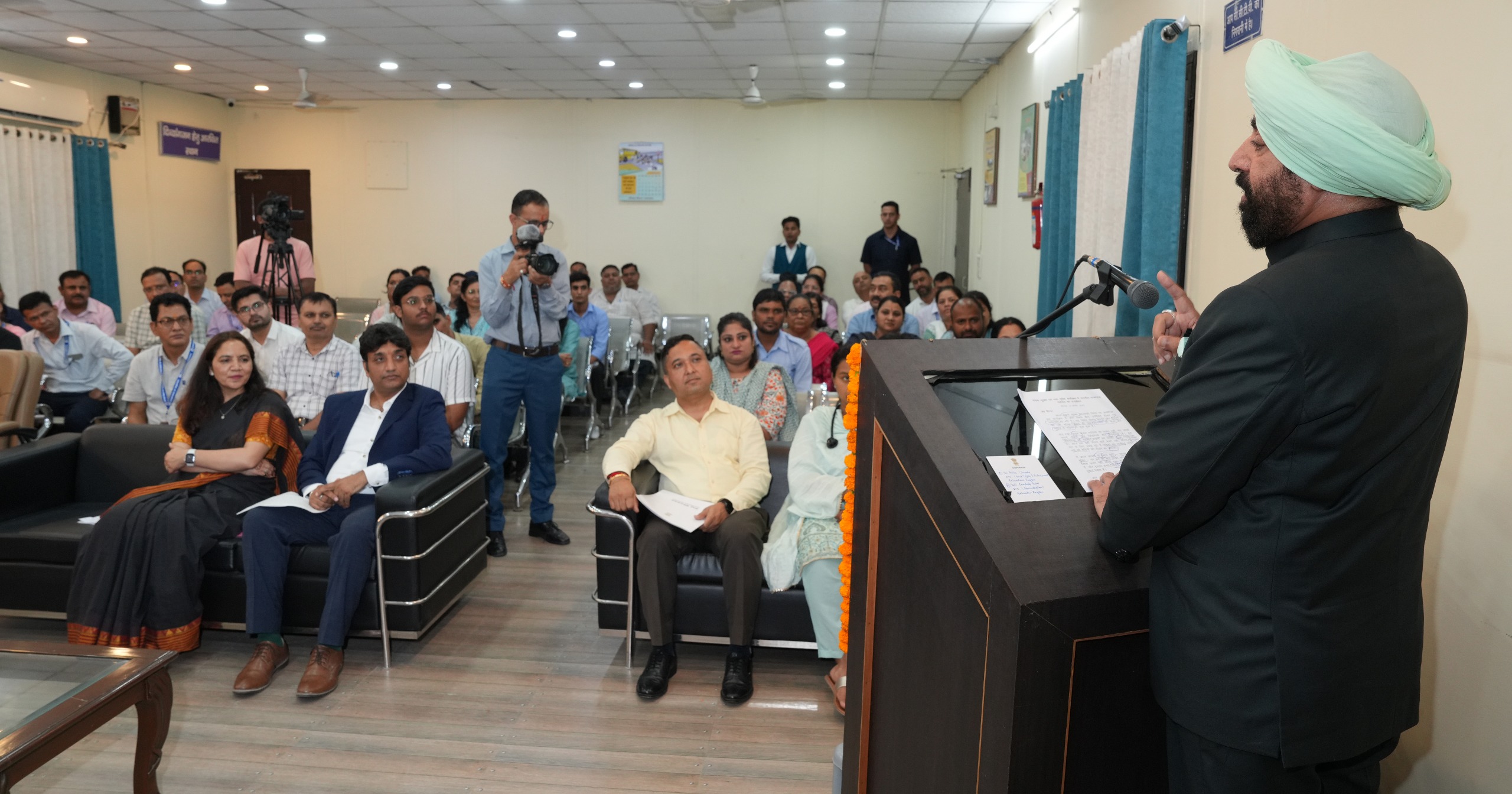 राज्यपाल देहरादून स्थित क्षेत्रीय परिवहन कार्यालय में आयोजित कार्यक्रम को संबोधित करते हुए।