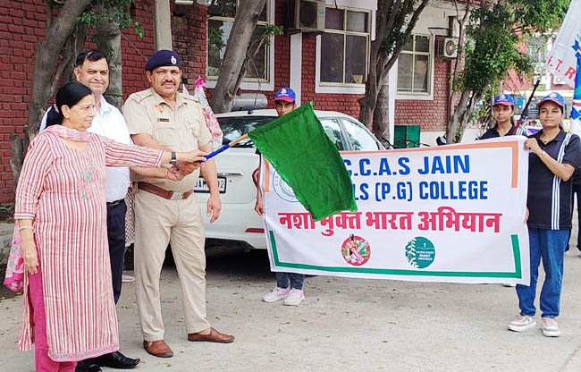 सोनीपत: इंचार्ज इंस्पेक्टर सोहन बांध, प्राचार्य डॉ. मनोज कुमार डायरेक्टर  भूषण भाटिया हरी झंडी दिखाते हुए