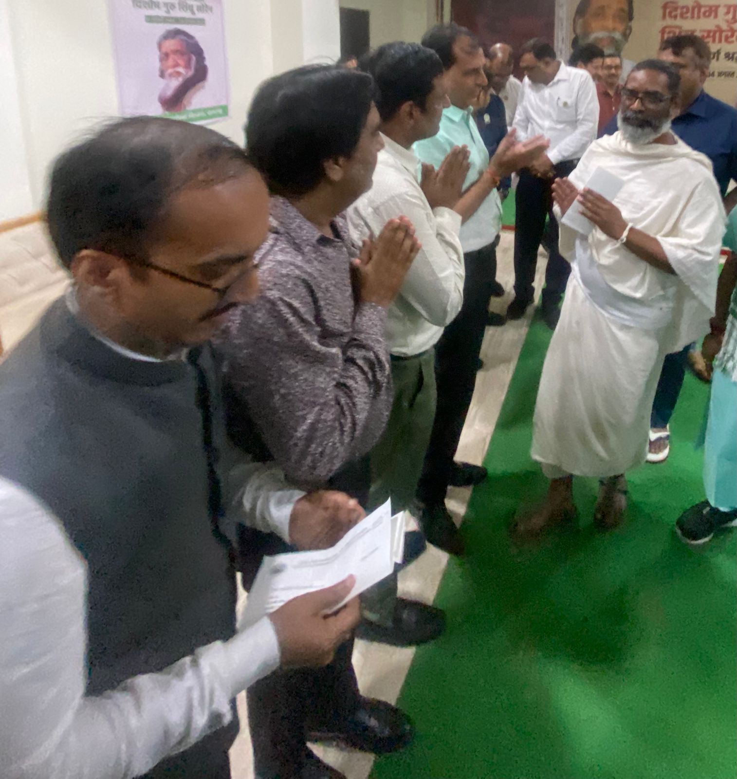 मुख्‍यमंत्री के बात करते चेंबर के सदस्‍य