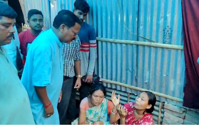 पीड़ित परिवार से बात करते विधायक खगेश्वर रॉय