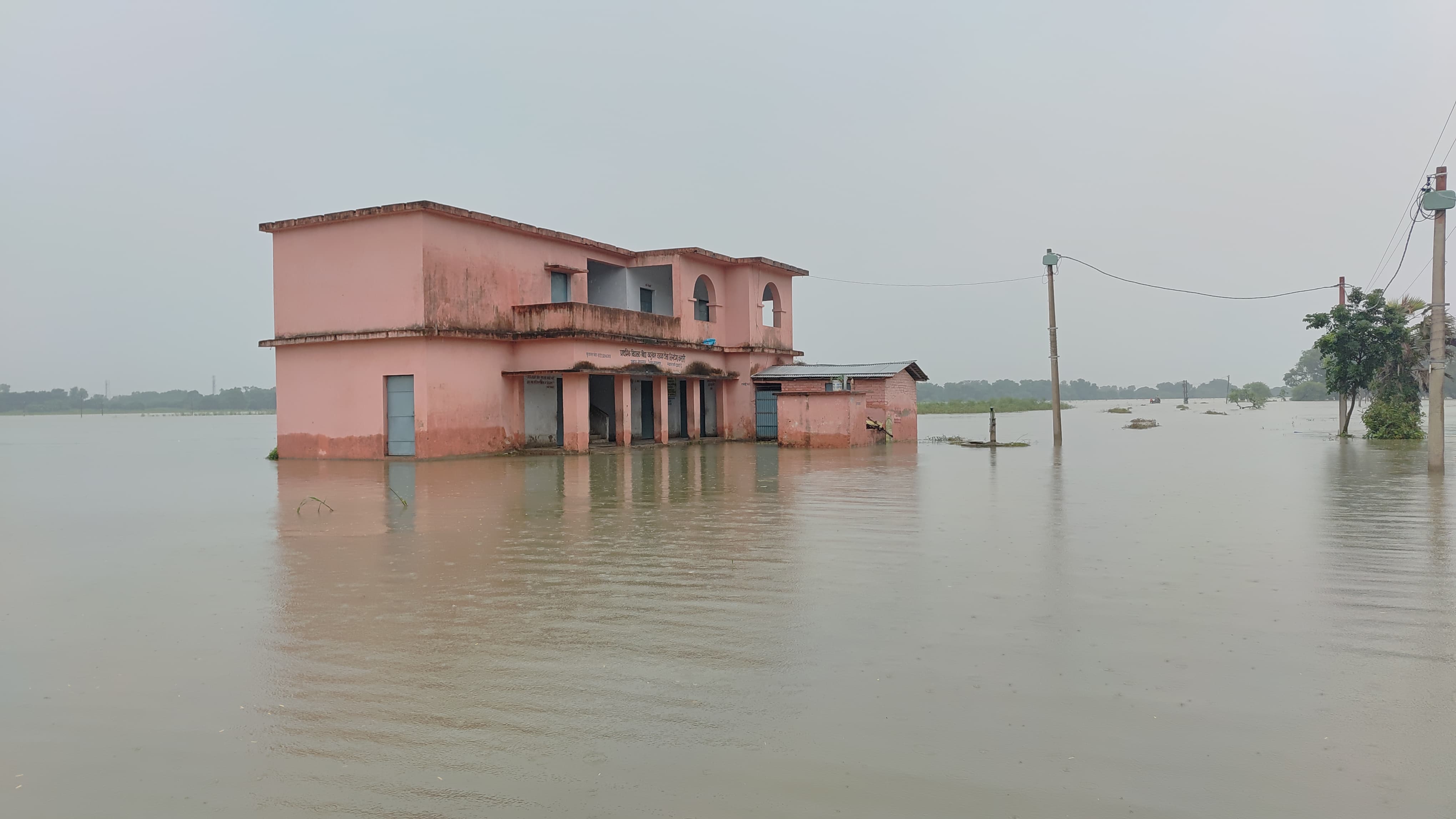 जलमग्न हुआ स्कूल