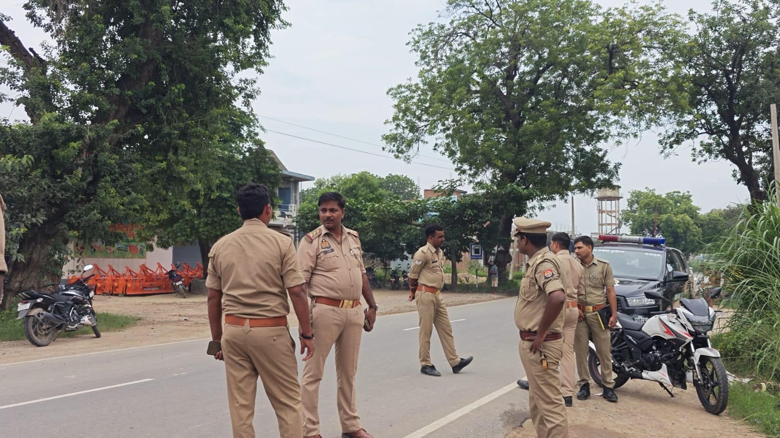 शव को बरामद कर घटना की जांच करती पुलिस
