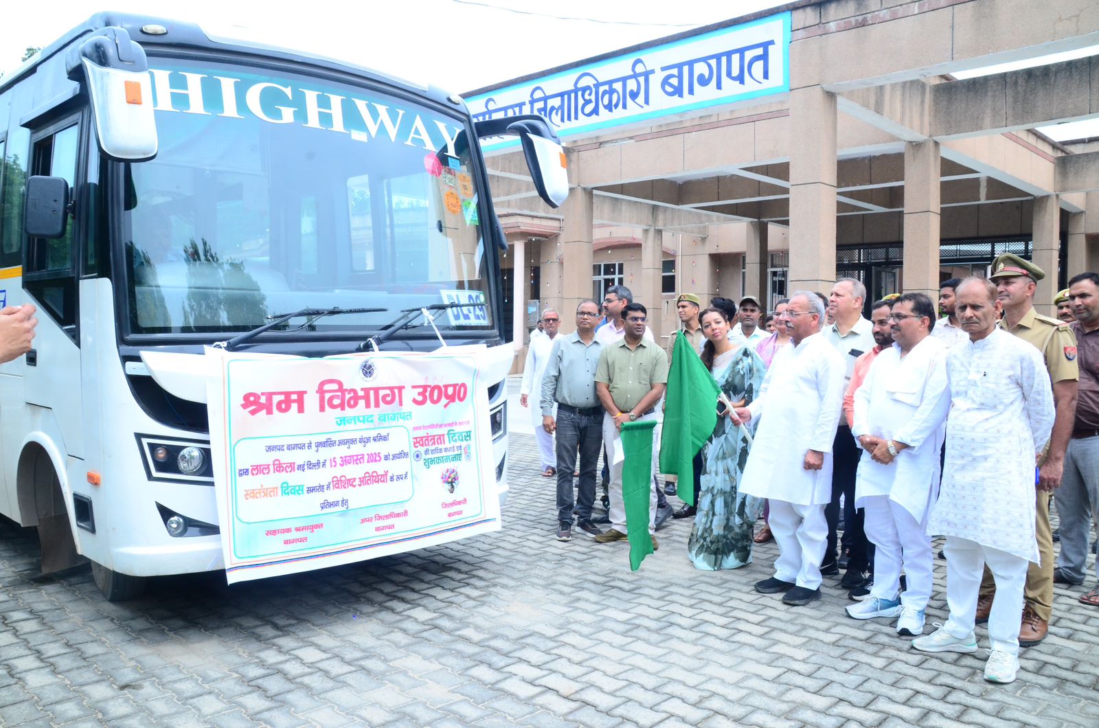 बागपत कलेक्ट्रेट से श्रमिकों को रवाना करते जिलाधिकारी