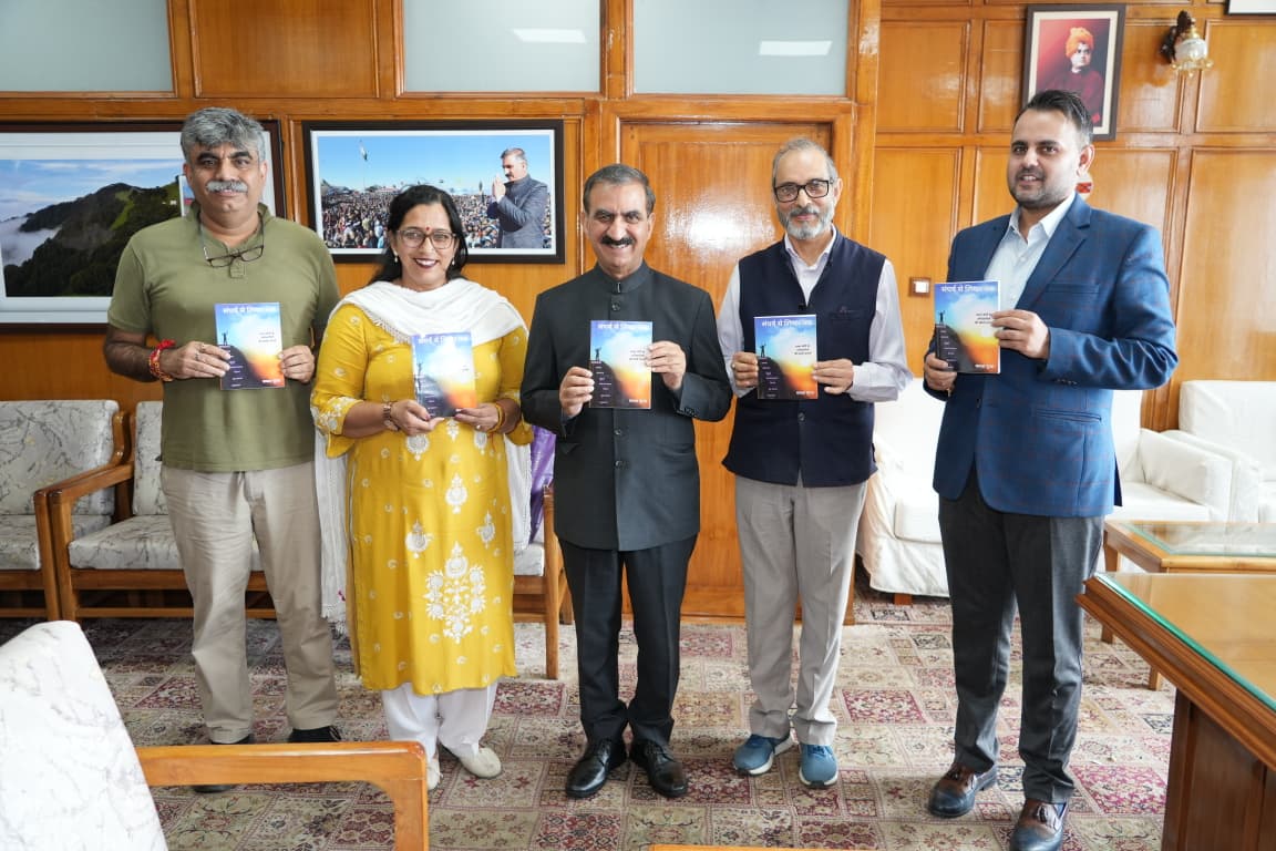 मुख्यमंत्री विमोचन करते हुए