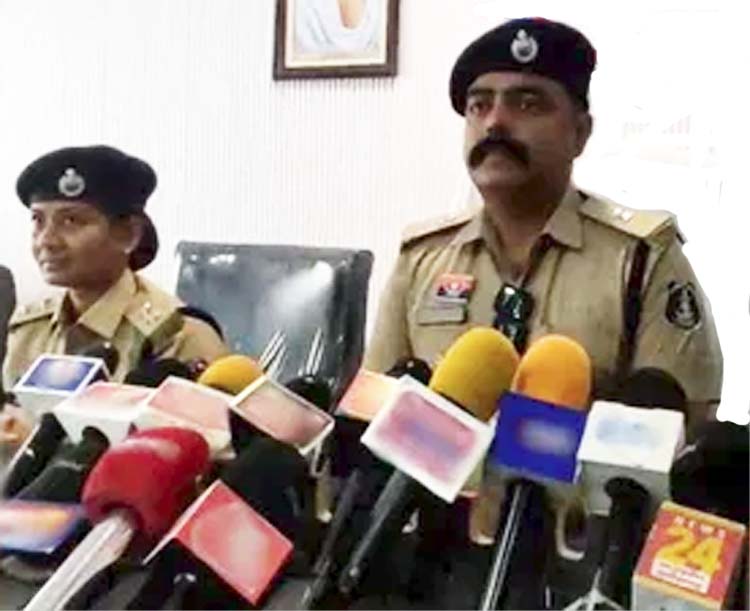 अतिरिक्त पुलिस अधीक्षक अभिषेक सिंह मीडिया से चर्चा करते हुए