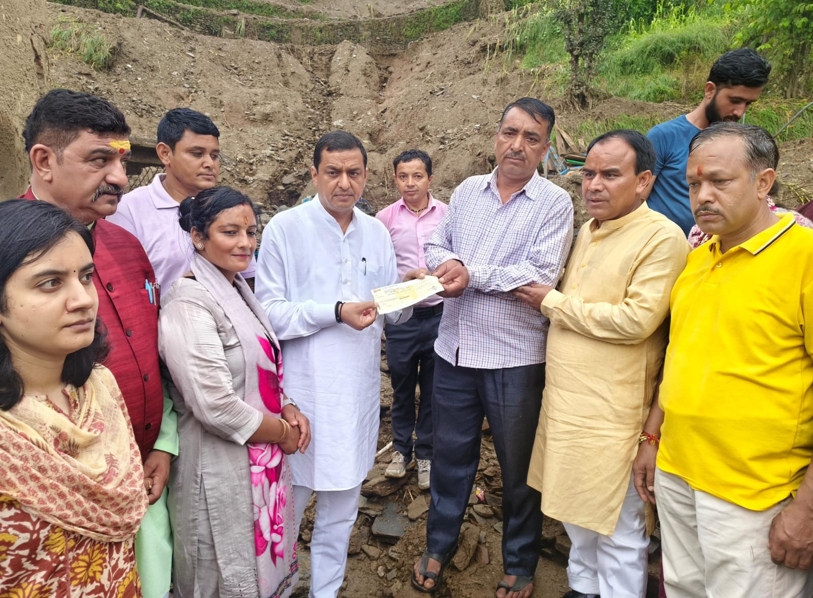 आपदा पीड़ित को सहायता राशि का चेक देते सांसद अनिल बलूनी