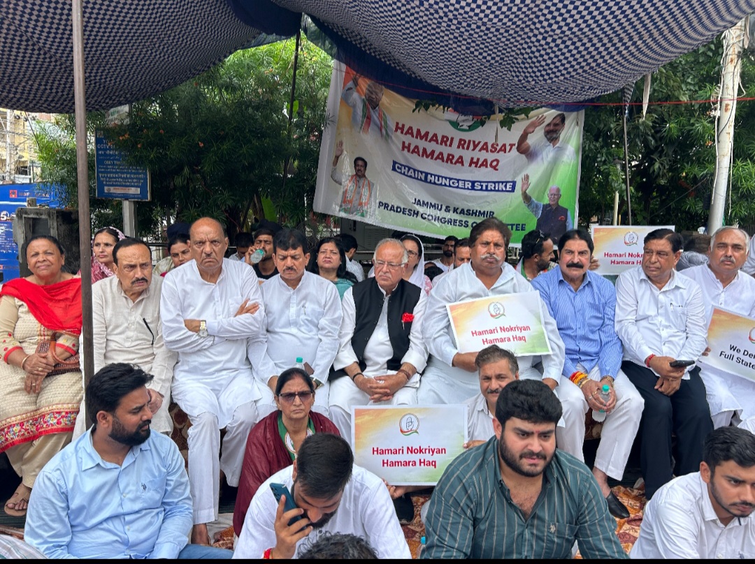 राज्य का दर्जा बहाल करने की मांग को लेकर कांग्रेस का श्रृंखलाबद्ध अनशन जारी, रामबन और रियासी नेताओं ने जम्मू में दिया धरना