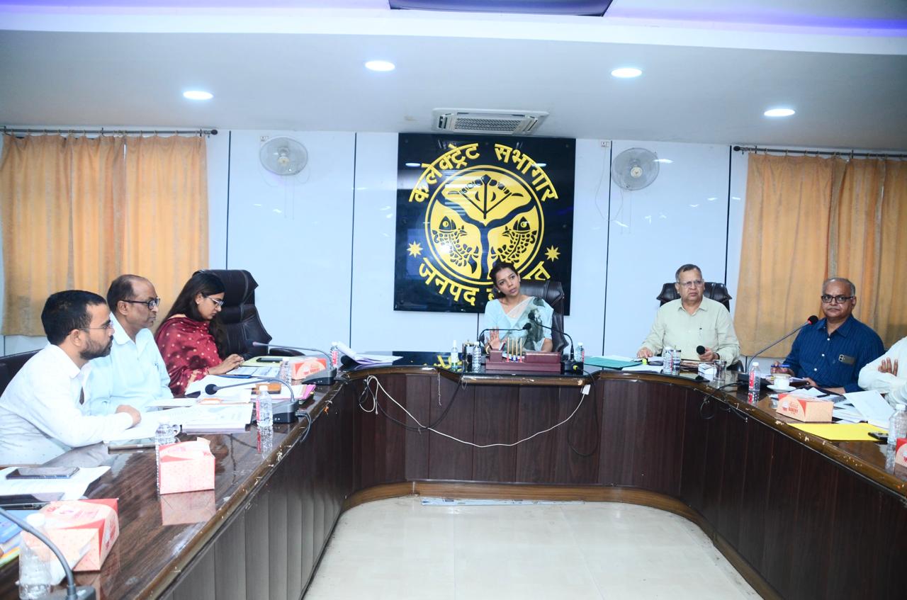 बागपत कलेक्ट्रेट सभागार में बेठक लेते जिलाधिकारी