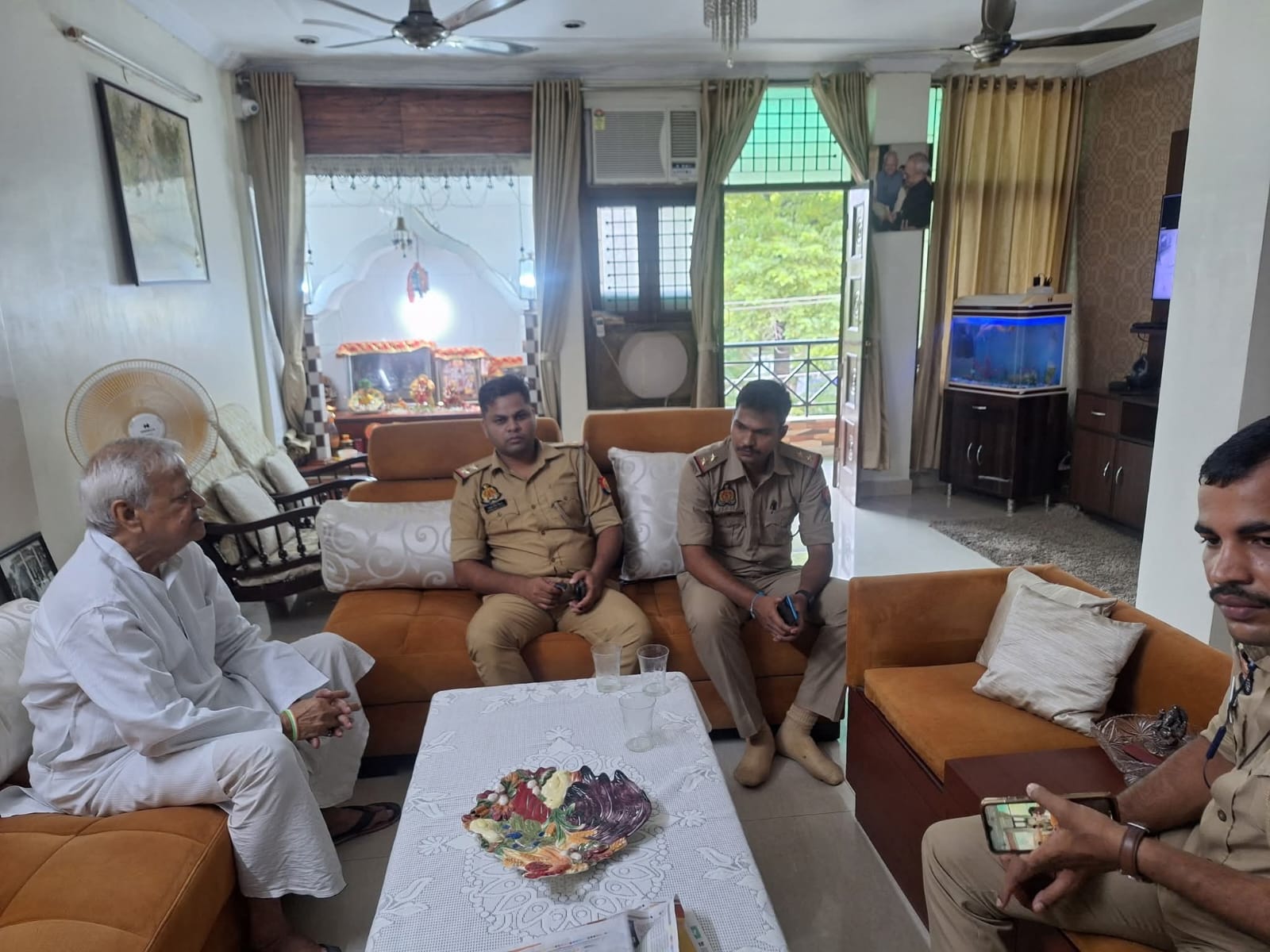 अपने निवास स्थान पर नजर बंद हुए वरिष्ठ कांग्रेसी नेता भूधर नारायण मिश्रा का छाया चित्र अपने निवास स्थान पर नजर बंद हुए वरिष्ठ कांग्रेसी नेता भूधर नारायण मिश्रा का छाया चित्र