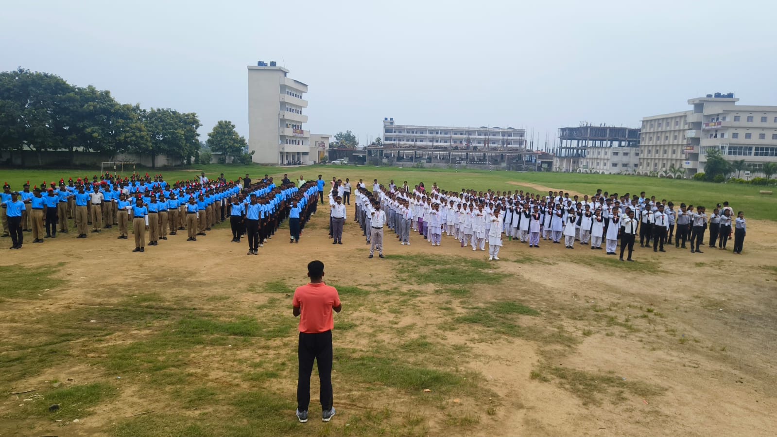 शपथ लेते छात्र