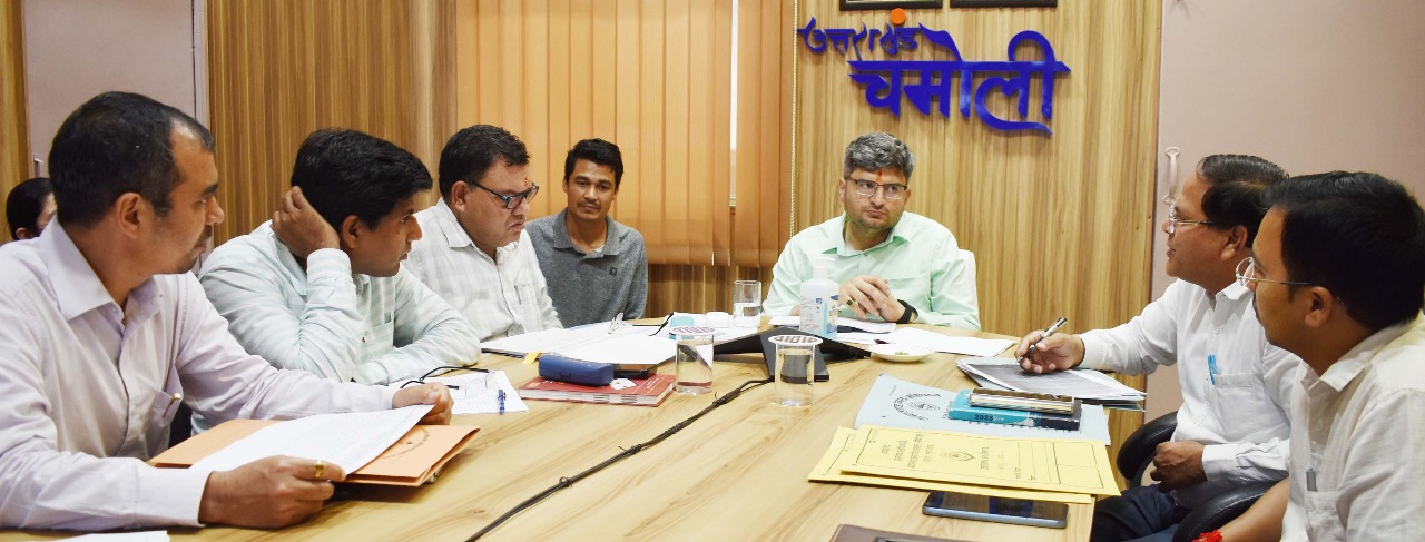सारा की बैठक में जिलाधिकारी संदीप तिवारी व अन्य।