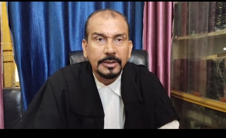 अधिवक्ता सुधीर ओझा मीडिया से बातचीत करते