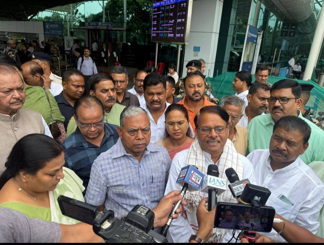 रांची एयरपोर्ट पर कांग्रेस कार्यकर्ताओं के साथ के राजू रांची एयरपोर्ट पर कांग्रेस कार्यकर्ताओं के साथ के राजू