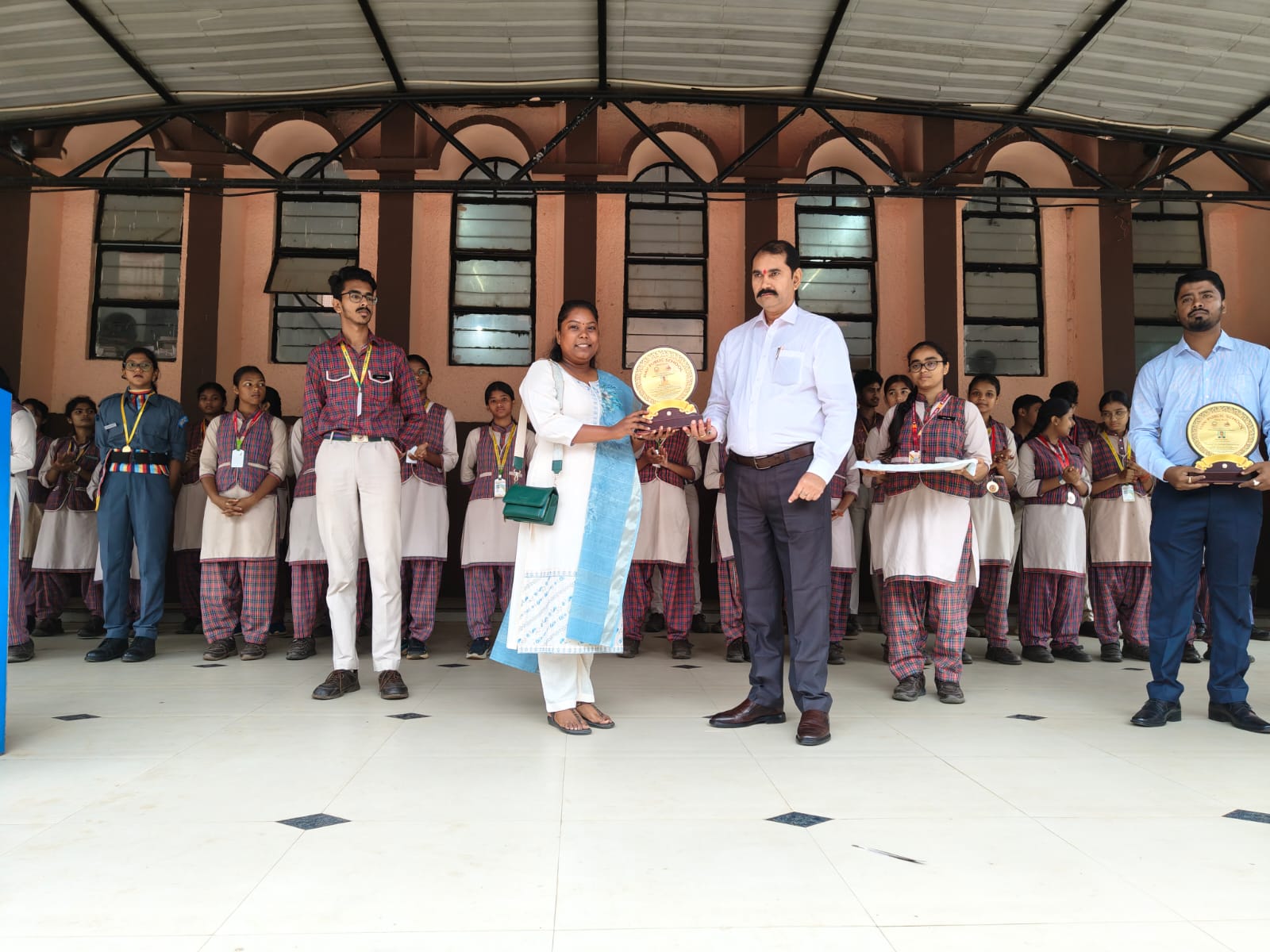 छात्रों को सम्‍मानित करते प्राचार्य